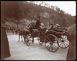 Vy över militära män, inklusive konteramiral Robley Dunglison Evans, och prinsen i en vagn vid West Point, 1905 (silvergelatintryck)